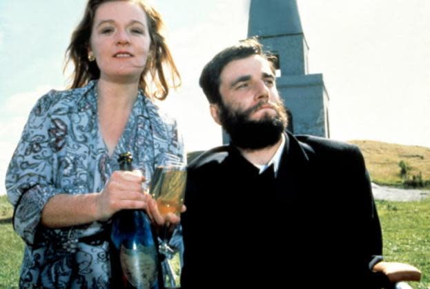 ‘Meu Pé Esquerdo’ (1989) tem Daniel Day-Lewis como Christy Brown, que nasceu com paralisia cerebral, mas aprende a escrever e pintar com o único membro que ainda controla, o pé esquerdo. Um filme emocionante que valeu o primeiro dos três Oscars da carreira de Lewis. 