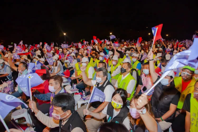新竹市有122個里，高虹安昨天（19日）舉辦造勢晚會時，來賓宣稱有71位里長到場支持高虹安，高虹安演講時說有75位里長到場。翻攝自高虹安臉書