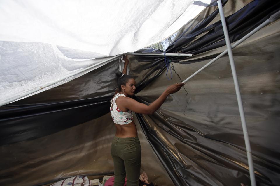 <p>A Venezuelan migrant woman makes a makeshift tent after walking from her homeland through Colombia to Quito, Ecuador, Thursday, Aug. 9, 2018. (Photo: Dolores Ochoa/AP) </p>