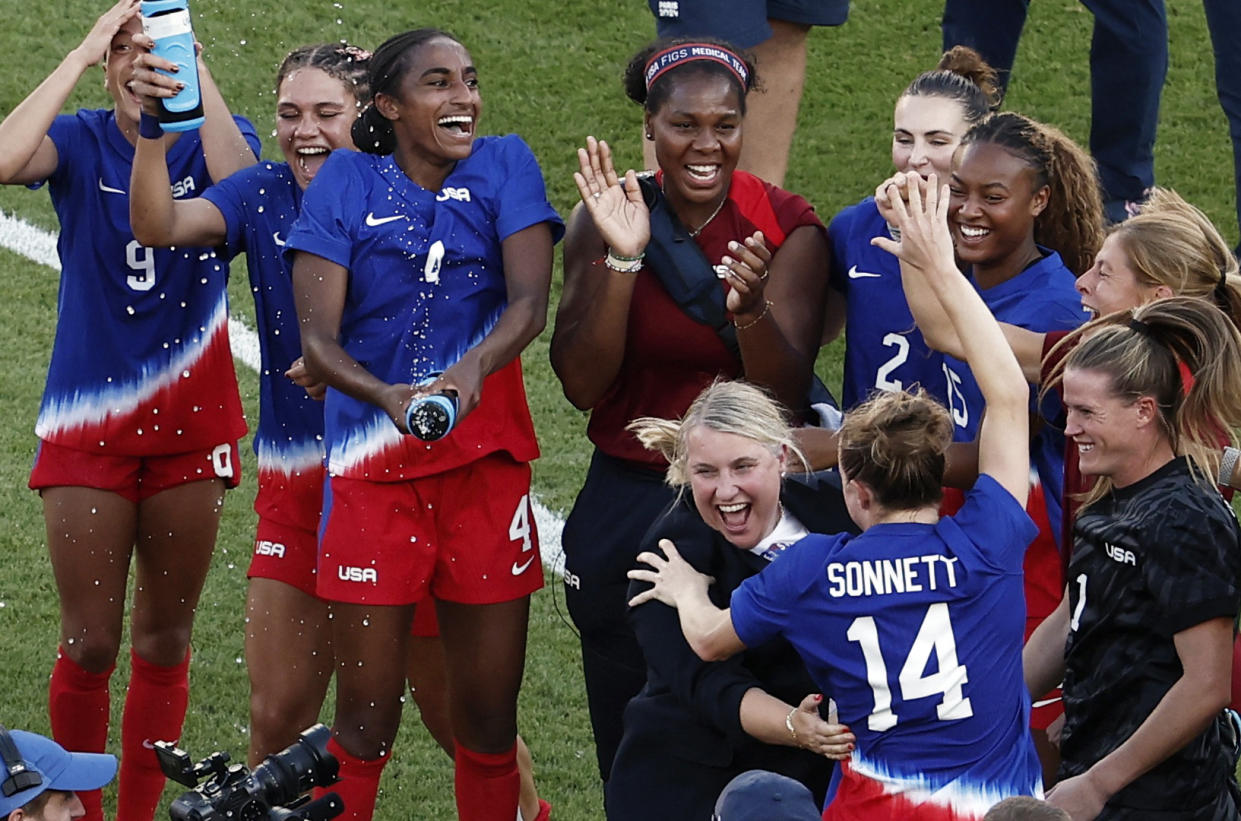 Paris 2024 Olympics - Football - Women's Gold Medal Match - Brazil vs United States - Parc des Princes, Paris, France - August 10, 2024. United States coach Emma Hayes celebrates winning gold with players after the match. REUTERS/Benoit Tessier