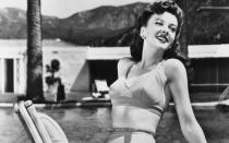 Schauspielerin ("Entscheidung in der Sierra"), eine der wenigen Regisseurinnen ("Hitch-Hiker") in den 50er-Jahren und hier Bikinimodel: Ida Lupino. (Bild: The Print Collector/Print Collector/Getty Images)