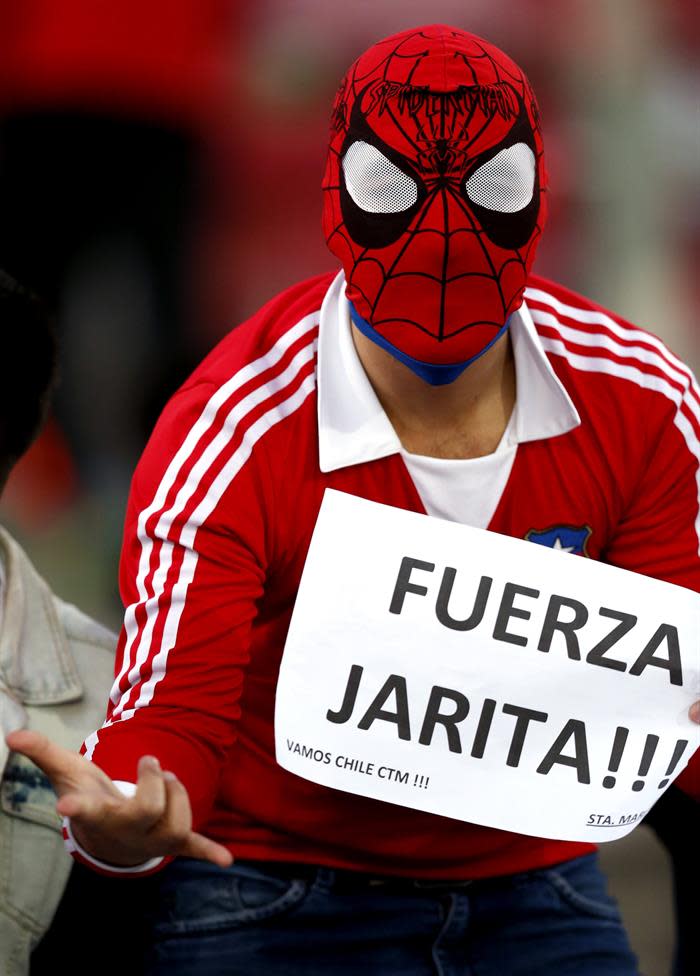 Un aficionado chileno en el partido contra Perú. (EFE/Kiko Huesca)