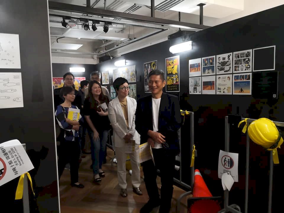 文化部長李永得4日前往參觀「反抗的畫筆─香港反送中運動週年圖像展」。（劉玉秋攝）