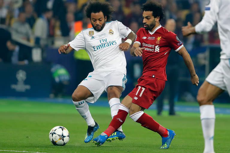 Marcelo (Real Madrid) disputa el balón con Salah (Liverpool)