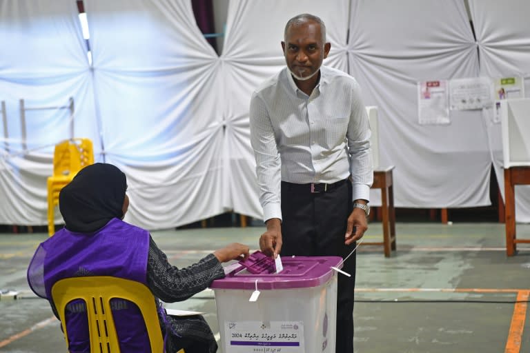 El presidente de las Maldivas, Mohamed Muizzu, vota en Malé durante las elecciones legislativas, el 21 de abril de 2024 (Mohamed Afrah)