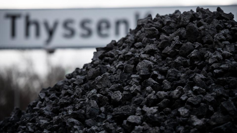 Ein Haufen Kohle vor dem Eingang zum Werk der Thyssenkrupp Steel AG abgelegt. Die Grünen suchen für eine klimafreundliche Wirtschaft den Schulterschluss mit der Industrie.