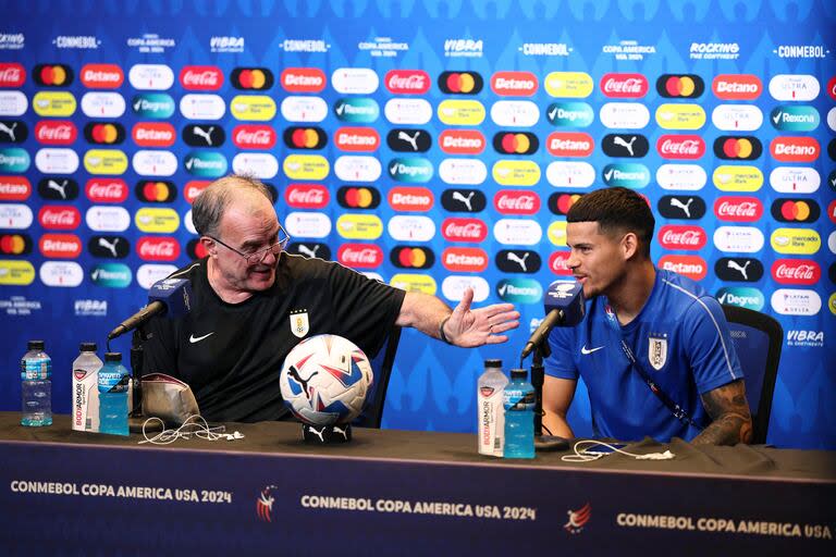 Marcelo Bielsa y Maximiliano Araújo en la conferencia de prensa previa a la semifinal ante Colombia