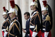 <p>Frankreichs Präsident Emmanuel Macron steht auf den Stufen des Élysée-Palastes. (Foto: AP Photo/Kamil Zihniogu, Pool) </p>