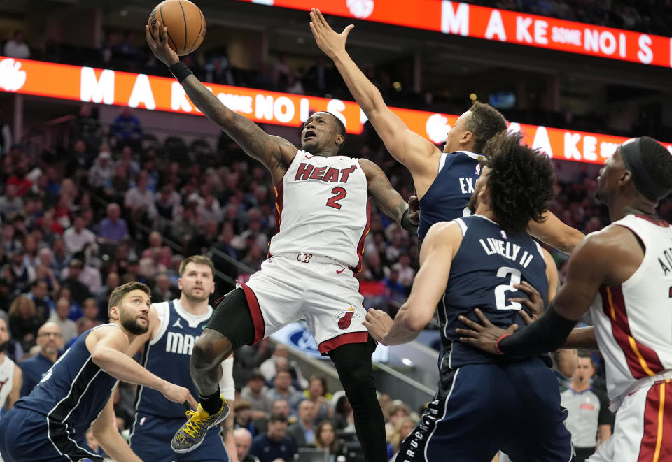 El escolta del Heat de Miami Terry Rozier (2) conduce hacia la canasta contra los defensores de los Mavericks de Dallas Dante Exum, tercero desde la derecha, Dereck Lively II (2), Maxi Kleber, a la izquierda, y Luka Doncic, segundo desde la izquierda, durante la segunda mitad del partido de baloncesto de la NBA en Dallas, el jueves 7 de marzo de 2024. (AP Foto/LM Otero)