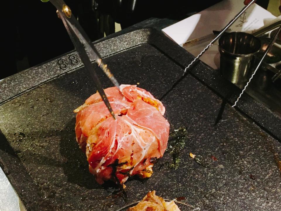 炒泡菜肉彈前會先剪成四等份。