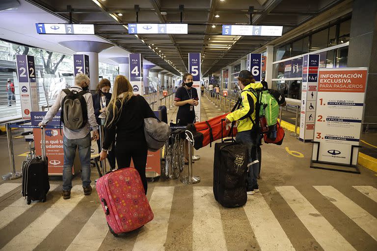 El aeropuerto porteño no recibirá vuelos internacionales hasta que no se normalice el testeo de covid