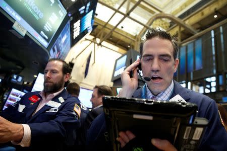 Traders work on the floor of the New York Stock Exchange (NYSE) in New York City, U.S., June 10, 2016. REUTERS/Brendan McDermid - RTSGXWU