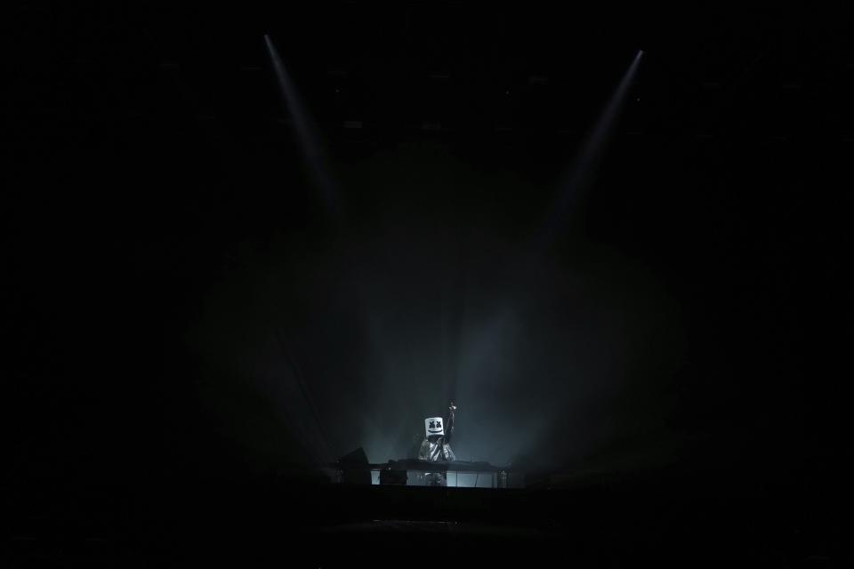 Marshmello de Estados Unidos durante su set en el Festival Tecate Emblema en la Ciudad de México el viernes 17 de mayo de 2024. (Foto AP/Fernando Llano)