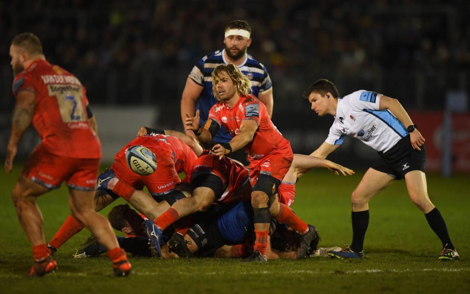 Faf de Klerk of Sale Sharks looks for a pass - GETTY IMAGES