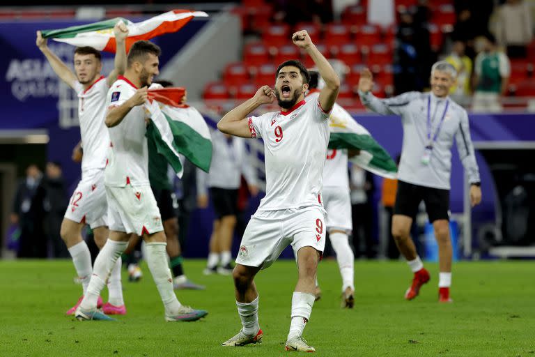 Rustam Soirov, uno de los futbolistas de la selección Tayika, festeja con mucha alegría que su seleccionado está haciendo historia en la Copa de Asia y se metió entre los ocho mejores del continente