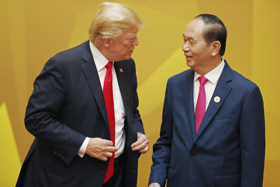 <p>Vietnam’s President Tran Dai Quang talks to U.S. President Donald Trump at the APEC Economic Leaders’ Meeting in Danang, Saturday, Nov. 11, 2017. Trade ministers from 11 Pacific Rim countries said they reached an agreement Saturday to proceed with the free-trade Trans-Pacific Partnership deal that was in doubt after President Trump abandoned it. However, an immediate formal endorsement by the countries’ leaders meeting in Vietnam appeared unlikely. (Photo: Jorge Silva/Pool Photo via AP) </p>