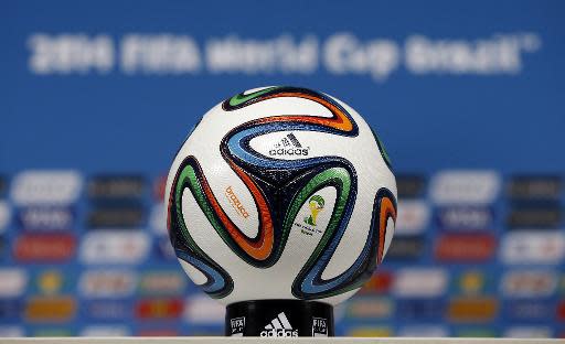 Brazuca, el balón oficial del Mundial de Brasil-2014, se exhibe durante una conferencia de prensa el 11 de junio de 2014 en Sao Paulo (AFP | Adrian Dennis)