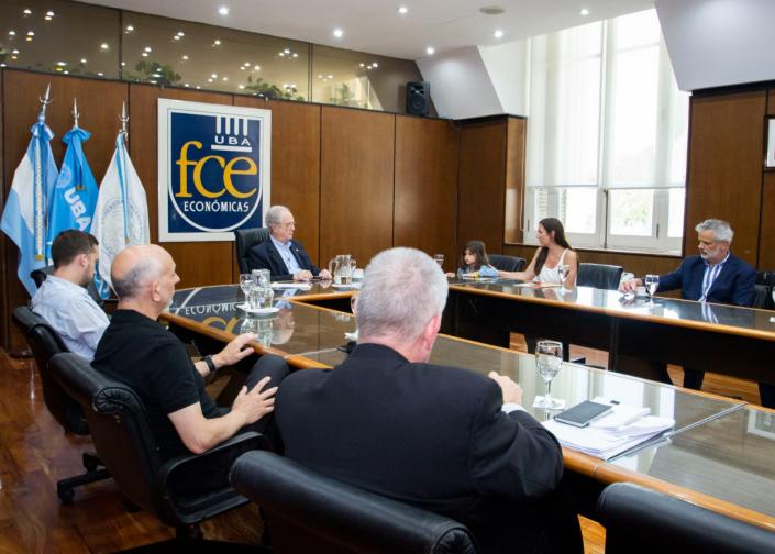 El abogado Ricardo Mihura, Presidente, y Jimena Vallone, la directora Ejecutiva, reunidos con autoridades de la UBA para darle forma a la diplomatura.