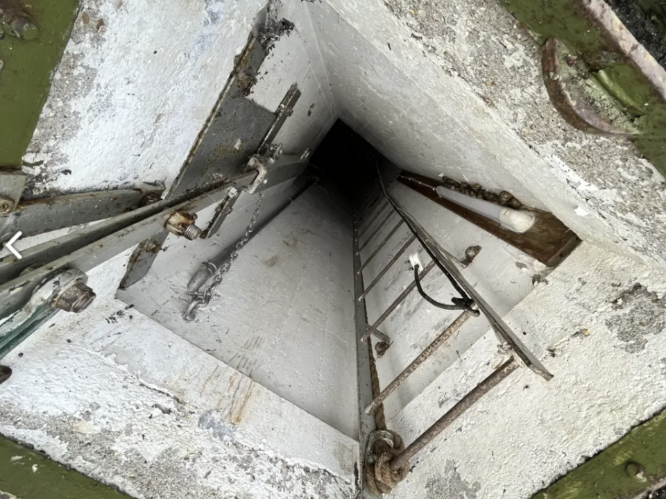 Eine knapp 46 Meter lange Leiter führt in das Innere eines Bunkers. - Copyright: SCL Auctions