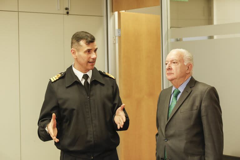 Daniel Giudici, capitán jefe de la Armada, y Norberto Frigerio, director de Relaciones Institucionales de LA NACION