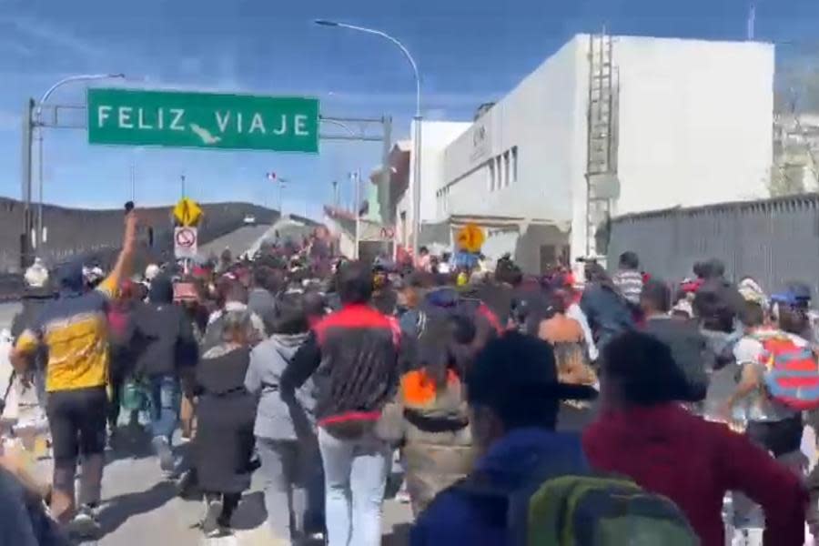 Toman cientos de indocumentados puente hacia El Paso, Texas, intentando cruzar a EE.UU.