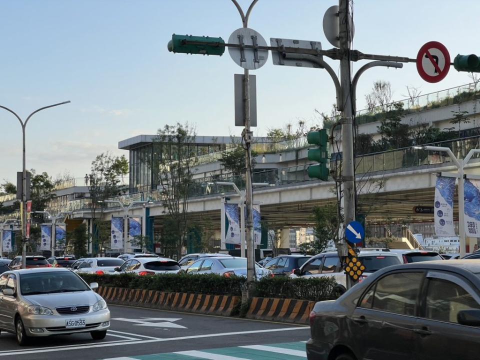 基隆市區道路每逢假日就大塞車，再加上市府辦活動，讓市區各停車場「車滿為患」。（記者張上耕攝）