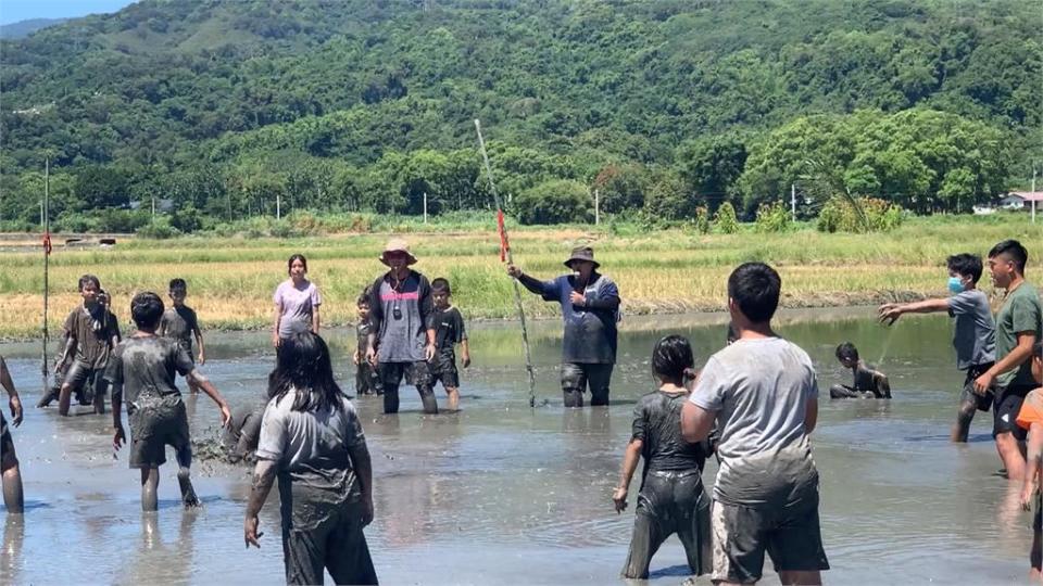 FUN暑假！泥巴大戰開打　大小朋友打泥巴仗玩遊戲