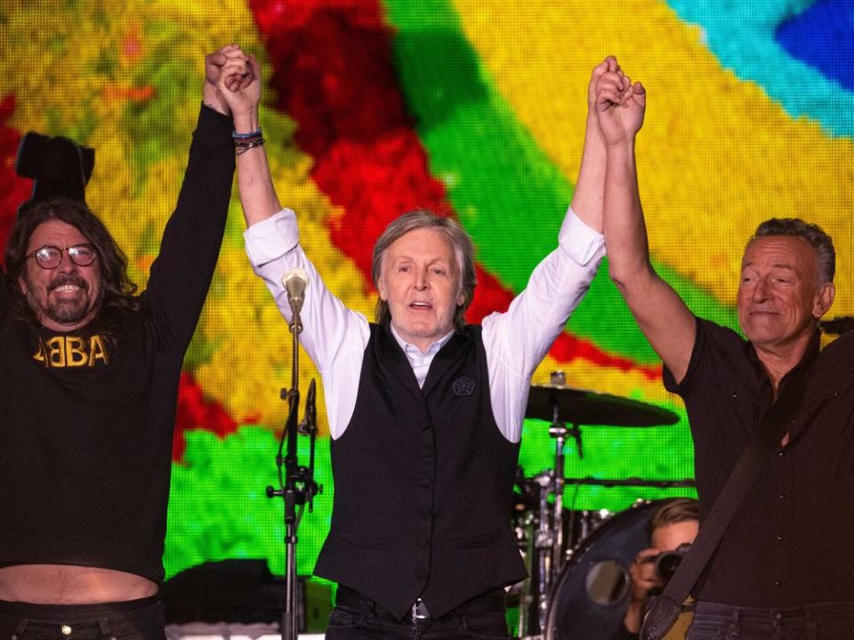 Paul McCartney (Mitte) holte in Glastonbury Dave Grohl (l.) und Bruce Springsteen auf die Bühne. (Bild: getty/[EXTRACTED]: Harry Durrant/Getty Images)