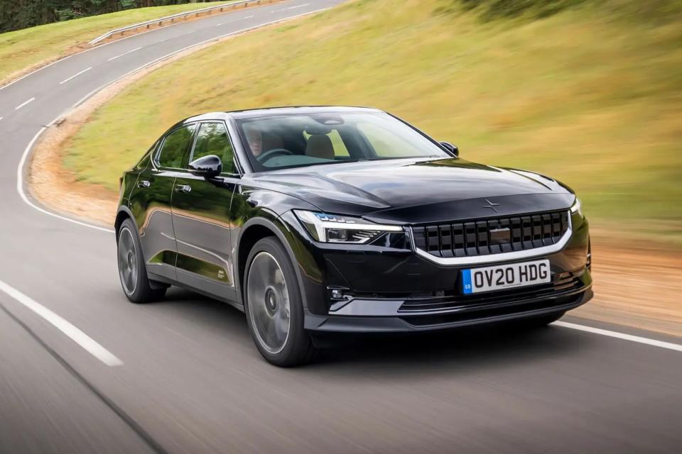 <p>La Polestar 2 utilise trois radars, cinq caméras et douze capteurs pour surveiller son environnement. L'ordinateur de bord traite ensuite les informations recueillies et détecte les dangers afin d'éviter les collisions. Sous la calandre en plastique se trouve la technologie SmartZone de Polestar, qui utilise un radar chauffant pour détecter les autres usagers de la route et les situations potentiellement gênantes.</p><p><strong>Le système d'atténuation des sorties de route </strong>permet de ramener la voiture dans sa voie si elle s'égare entre 65 et 140 km/h. Le NCAP a attribué à la Polestar 2 une note de cinq étoiles, un score de <strong>93 % pour </strong>la sécurité des adultes et un score de <strong>89 % </strong>pour la sécurité des enfants.</p>