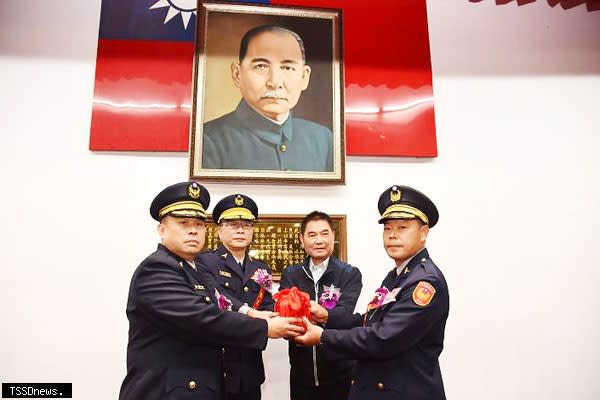 苗栗縣警察局舉行新卸任分局長交接典禮由由縣長鍾東錦主持、局長莊勝雄監交。（記者江乾松攝）