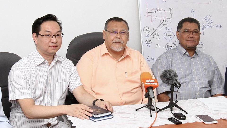 Aminolhuda (centre) was previously the Johor PH state coordinator, a post created shortly after the southern state fell to the new Perikatan Nasional in late February. — Picture by Ben Tan