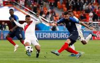 Soccer Football - World Cup - Group C - France vs Peru - Ekaterinburg Arena, Yekaterinburg, Russia - June 21, 2018 France's Olivier Giroud shoots at goal under pressure from Peru's Miguel Trauco REUTERS/Damir Sagolj