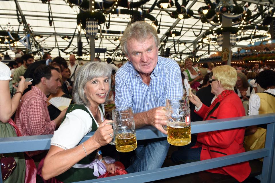 <p>Bayern-Legende Sepp Maier und Ehefrau Monika passen natürlich glänzend auf die Wiesn, hier bei einem Besuch 2014. (Bild: Alexander Hassenstein / Getty Images)</p>