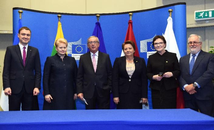 Leaders from Estonia, Lithuania, Lativia, Poland, the European Commission and the European Commission for Climate Action and Energy at the signing of a deal to build the first gas interconnector between Poland and Lithuania on October 15, 2015 (AFP Photo/Emmanuel Dunand)