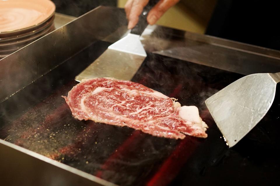 鐵板和牛 即叫即煎，熱辣辣的肉汁，配合雪花般的脂肪慢慢在嘴巴中溶化，滋味無窮。