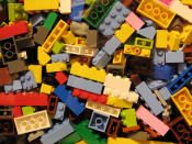 <p>Un puzzle, una costruzione con i lego, un dipinto: sono solo tre idee tra le tantissime che possono riempire il buco mentale creato dallo stress del rientro. (foto: Yahoo Notizie) </p>