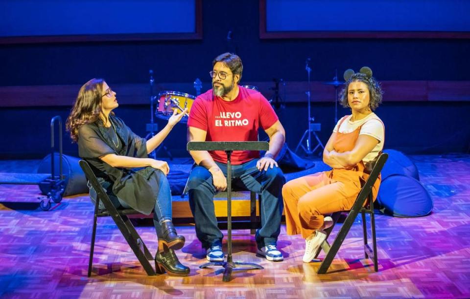 Mariaca Semprún, Adolfo Herrera y María Fernanda González (Mafer Bandola) en un momento del espectáculo “Papá Cuatro”. 