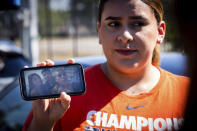 ARCHIVO - Stacey Sarmiento muestra una fotografía de ella con su amigo Rudy Peña, quien murió durante una avalancha humana en el festival musical Astroworld en Houston el 5 de noviembre de 2021. (Foto AP/Robert Bumsted, archivo)