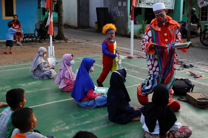 Indonesian Islamic teacher dresses as clown to teach children in Tangerang