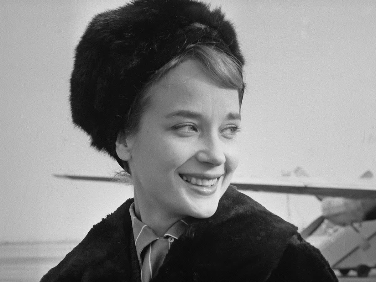 Sylvia Syms photographed at an airport in November 1960: ‘I wish I had known how beautiful I was when I was beautiful’  (Getty)