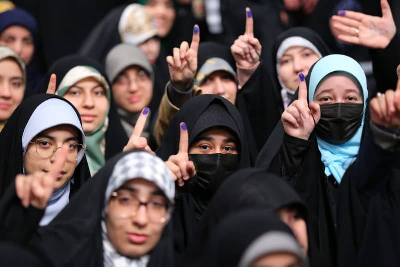 A group of young female first-time voters gather at a meeting with Iranian religious leader and head of state Ayatollah Ali Khamenei on the eve of elections to the twelfth parliament and the sixth Assembly of Experts. -/ZUMA Press Wire/dpa