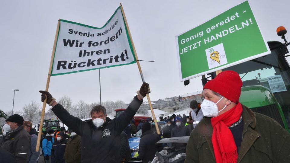 Landwirte mit rund 360 Traktoren kamen in Ochsenfurt zusammen, um gegen die geplanten Auflagen für den Insektenschutz in der Landwirtschaft zu demonstrieren.