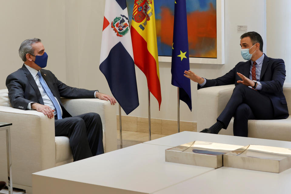 El presidente de República Dominicana, Luis Abinader, a la izquierda, se reúne con el presidente del Gobierno de España, Pedro Sánchez, en el Palacio de la Moncloa, en Madrid, España, el lunes 19 de abril de 2021, antes de una cumbre con líderes latinoamericanos en Andorra. (Zipi/Pool via AP)