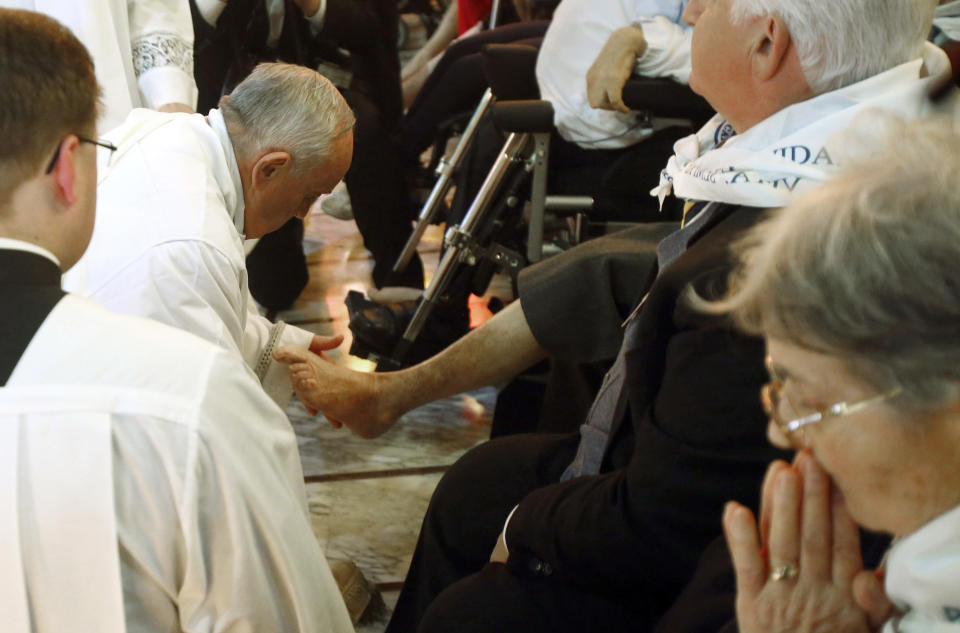 El papa Francisco lava los pies de ancianos, incapacitados, mujeres, no católicos, en la Fundación Don Gnocchi en Roma el 17 de abril del 2014 durante el ritual del Jueves Santo. (AP Foto/Riccardo De Luca)