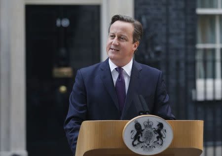 Britain's Prime Minister David Cameron speaks to members of the media in front of 10 Downing Street in London September 19, 2014. REUTERS/Suzanne Plunkett