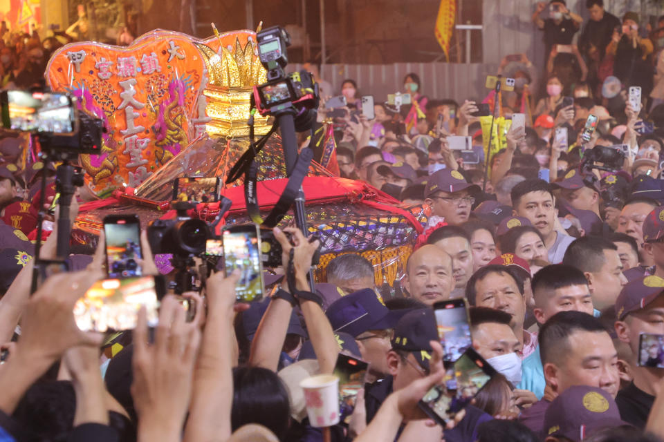 大甲媽祖5日晚間11點準時起駕，立法院長韓國瑜首度擔任扶轎任務。記者黃仲裕／攝影