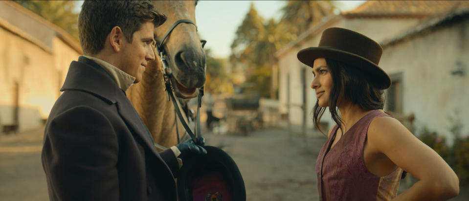 En esta imagen proporcionada por Prime Video, Miguel Bernardeau, izquierda, y Renata Notni en una escena de la serie "Zorro". (Prime Video vía AP)