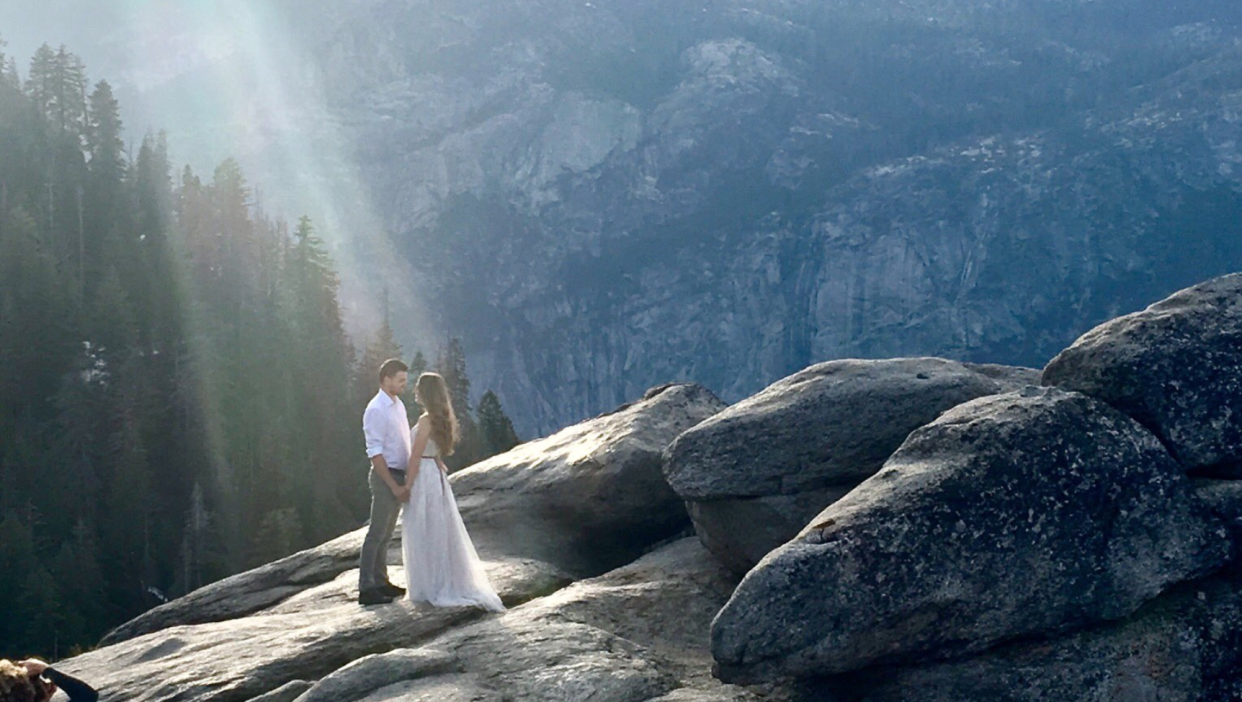 A Twitter user is hopeful that she can identify the couple who took their engagement photos in Yosemite National Park in May. (Photo: Twitter)