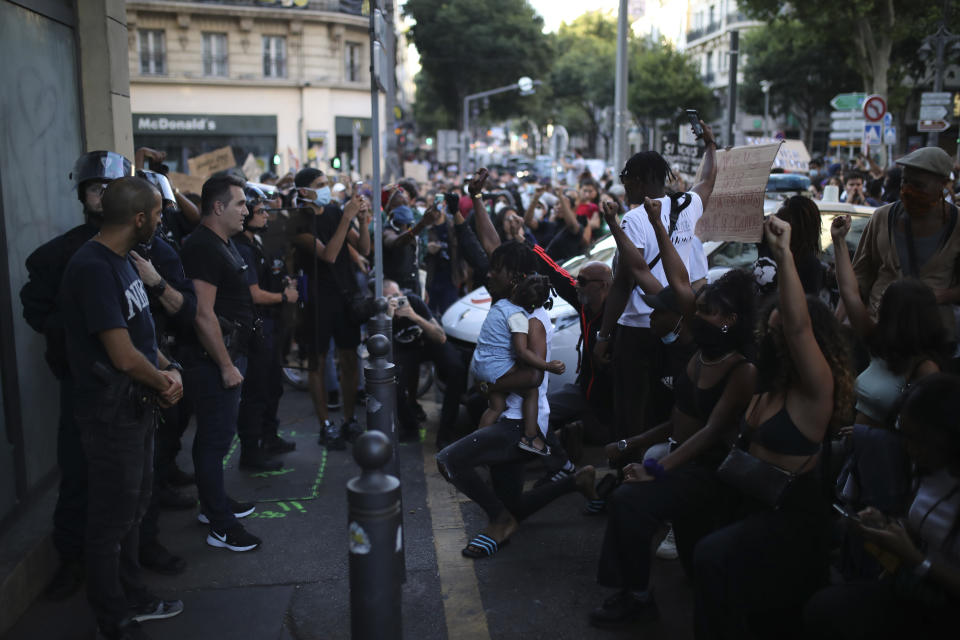 Cara a cara entre manifestantes y la policía de Marsella, Francia, durante una protesta por la muerte de George Floyd en EEUU. Foto del 2 de junio del 2020. (AP Photo/Daniel Cole, File)