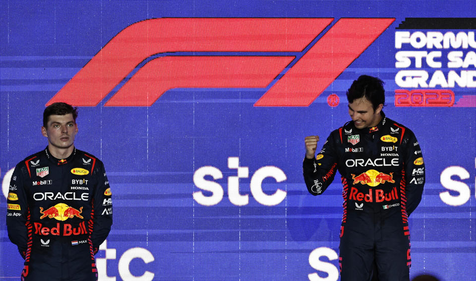 El triunfador Sergio Perez celebra en el podio. Al lado Max Verstappen que llegó segundo en el circuito de Jedda (Yeda) REUTERS/Hamad I Mohammed